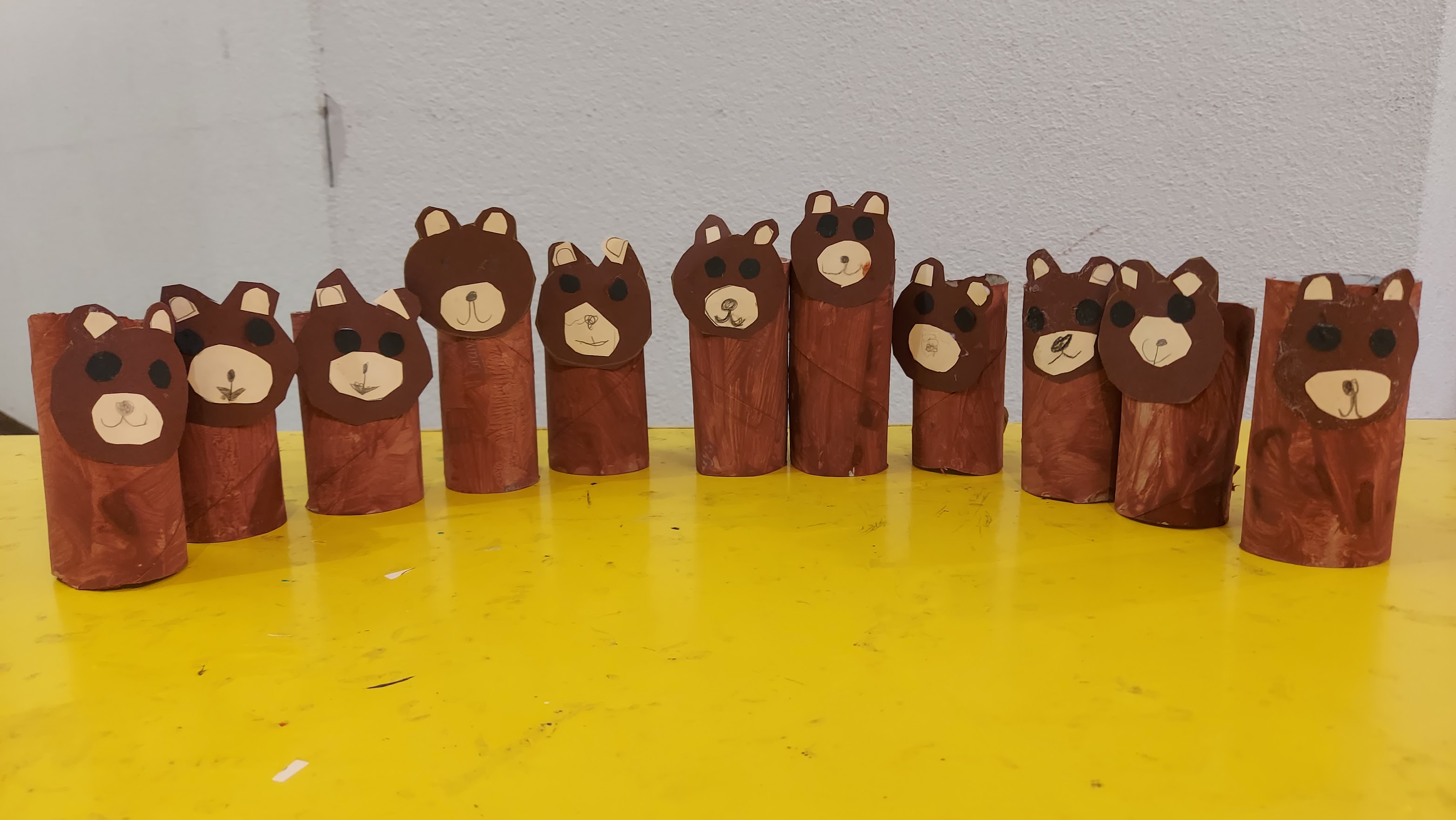 "Jön a tavasz, megy a tél, barna medve üldögél"